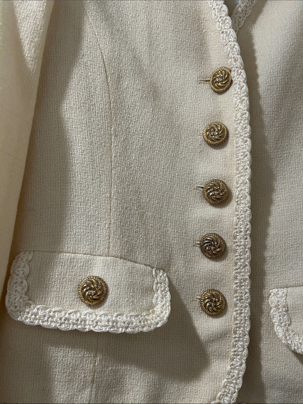Herbert Grossman Vintage-Inspired Cream Bouclé Jacket with Gold Buttons - Picture 3 of 16